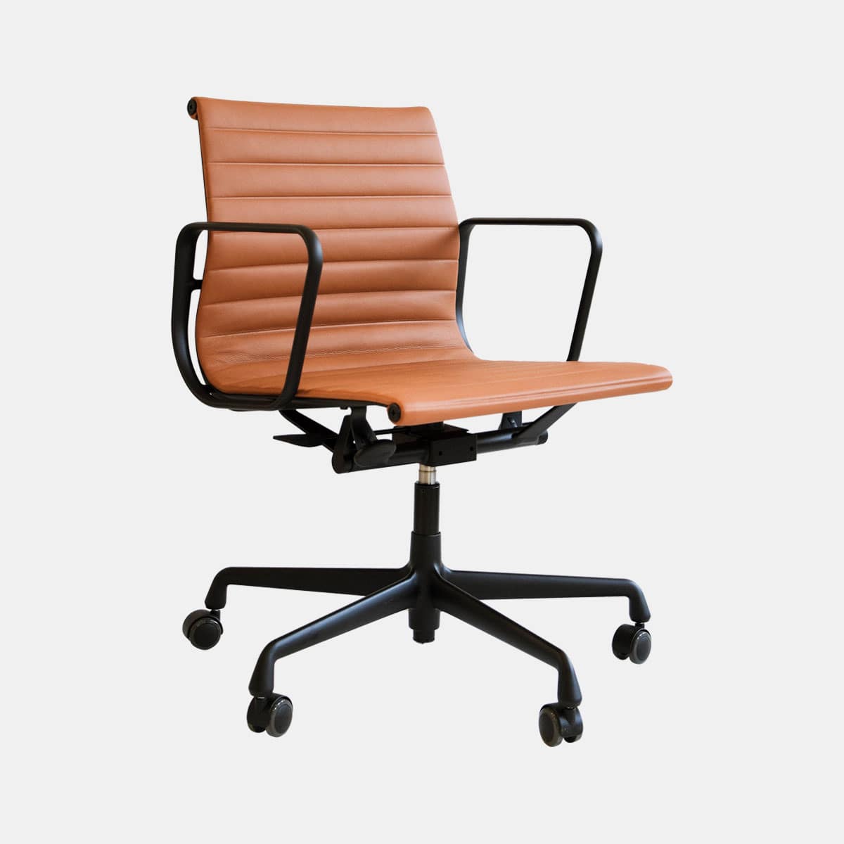 vitra-charles-ray-eames-aluminium-chair-ea-117-leder-venezia-cognac-diepzwart-001shop